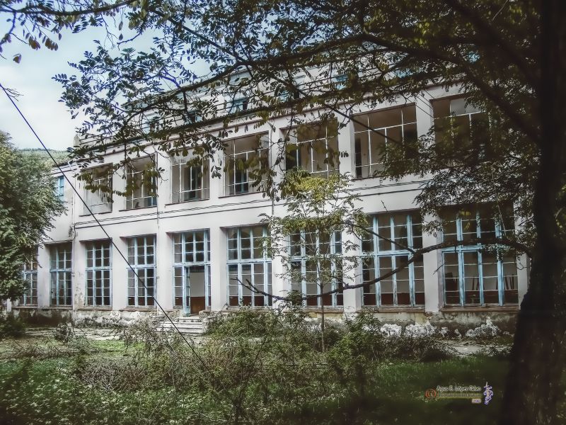 Galerias abandonadas del viejo Albergue Pardomino. Bonar. Leon.jpg